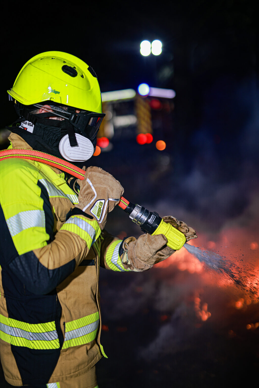Feuerwehrmann löscht Waldbrand am Boden mit Scotty Revolver Düse 4044